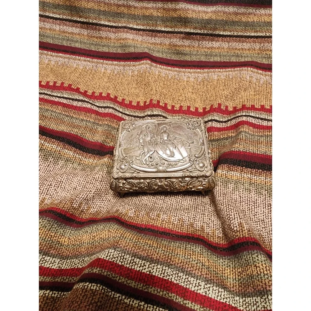 Vintage Metal Repousse Trinket Box.‎